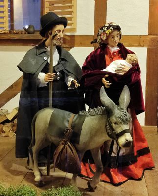 Maria und Josef mit dem Jesuskind und einem Esel.