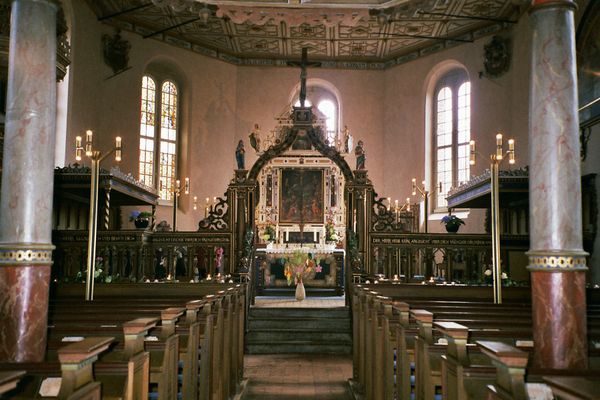 Innenraum der Stellichter Kirche, zu sehen sind die Sitzbänke mit geraden Blick auf den Altar
