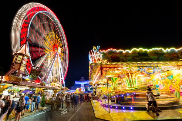 Talmarkt Bad Wimpfen bei Nacht mit vielen Besucher und Blick auf das Riesenrad
