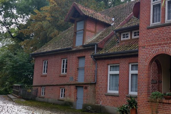 Ehemalige Wassermühle Kroetzmühle mit historischem Backsteingebäude und altem Mühlengebäude.