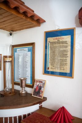 Urkunde und "Kalte Markt Präsidenten" hängen eingerahmt im Lokal des Gasthof Hausmann.
