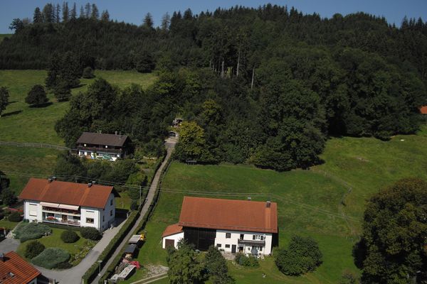 Luftaufnahme der Loudes-Grotte in der Nähe des Walderlebnispfades