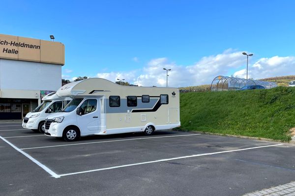 besetzter Stellplatz durch ein Wohnmobil