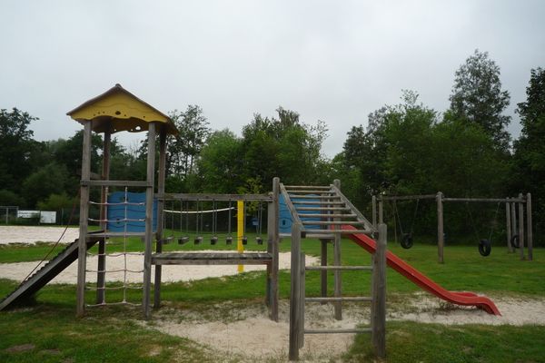 Auf dem Bild sind die Spielgeräte im Freibad zu sehen.