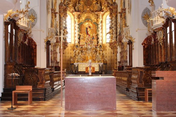 Prunkvoller Altarraum der Klosterkirche Windberg mit Emporen über dem Chorgestühl auf beiden Seiten