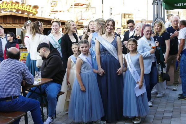 Apfelblütenkönigin Emma 1. mit Prinzessinnen