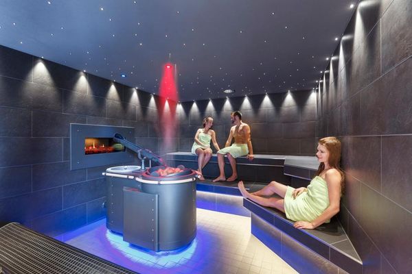 Auf dem Foto ist die Lohengrin-Therme in Bayreuth abgebildet.