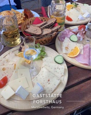 Auf dem Bild sind verschiedene Gerichte der Gaststätte zu sehen.