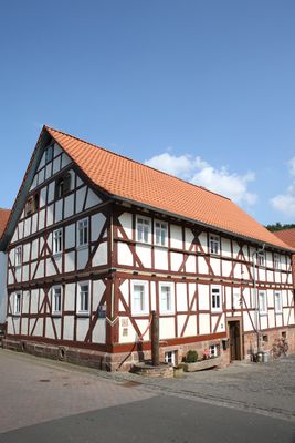 Ein hübsch zurechtgemachtes Fachwerkhaus mit Hofreite.